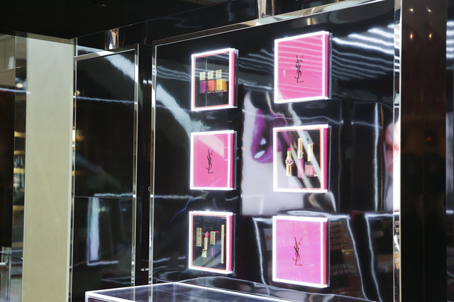 「イヴ・サンローラン カラー ショールーム」限定デザインのギフトボックスはプレゼントに最適