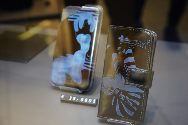 iPhoneケース（左 3万6,000円/右 3万9,000円）