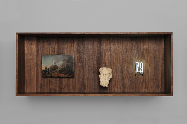 79, Pompeii Eruption｜Cabinet in walnut wood, oil on wood, white marble, neon｜45 x 110 x 30 cmPhoto : Pierre Antoine Courtesy : Galerie Perrotin, Paris.(C)Laurent Grasso / ADAGP, Paris, 2015