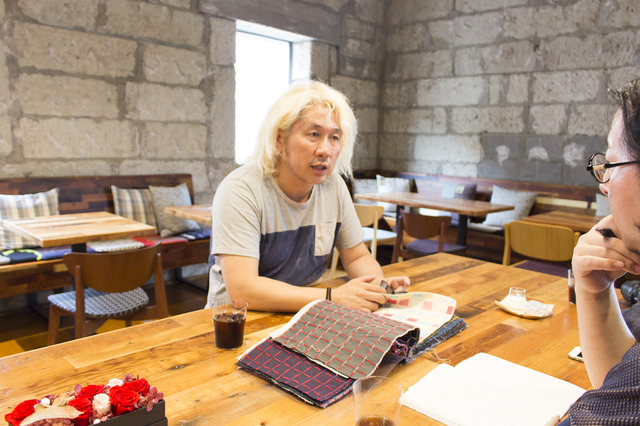 「GEA#1のカフェのチェアはマルニ木工のものです」と話す、佐藤社長。