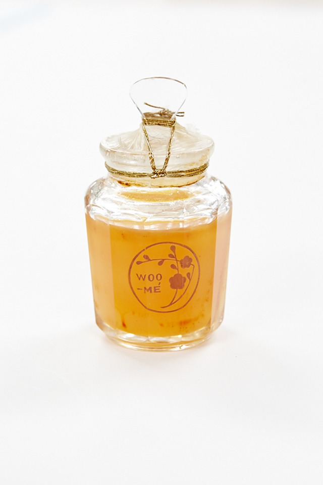 「練香油 梅」（1921年）は、かの「ZEN」や「資生堂 香水 ホワイトローズナチュラル」へと繋ぐ、美しい資生堂の香りの遺伝子。