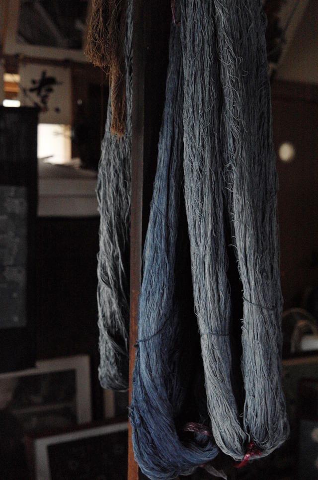 まつ江さんの工房に置いてあった藍の糸