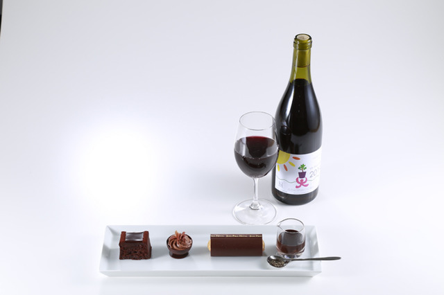 ジャン＝ポール・エヴァンがヴァンヌーボー（新酒）の解禁をショコラと楽しむ「ムニュ テロワール 2015」（1,890円）をイートインスペース「バー ア ショコラ」にて提供