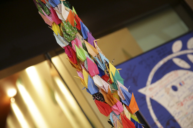 在日フランス大使館のエントランスには、パリ同時テロの犠牲者を追悼する千羽鶴が