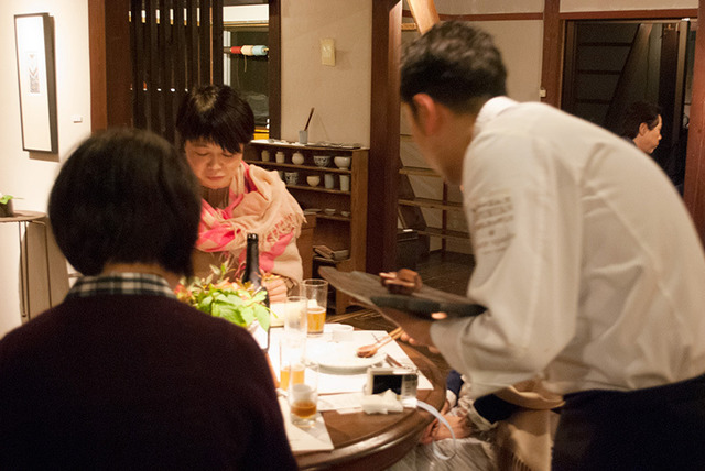 ツアー客に料理の味わいどころを語る秋山シェフ