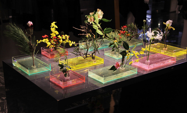 装花はプランティカの花器を使って、日本の文化をモダンに表現している