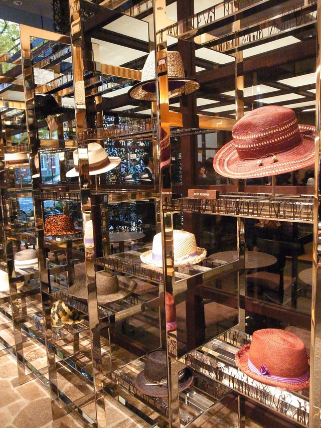 京都・西山の枝を一本ずつアクリルに封入した帽子の什器