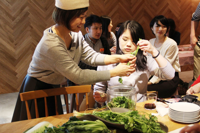 わさび菜やネギ、春菊など日本の葉ものが並べられ、目の前でハンドミキサーでクラッシュさせて「緑のボルシチ」を調理