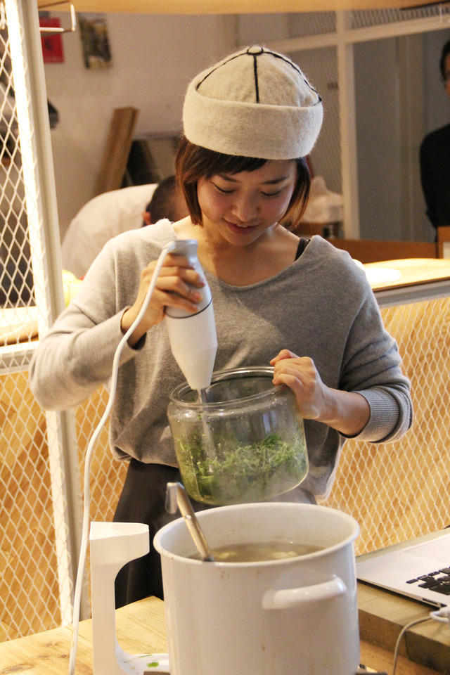 わさび菜やネギ、春菊など日本の葉ものが並べられ、目の前でハンドミキサーでクラッシュさせて「緑のボルシチ」を調理