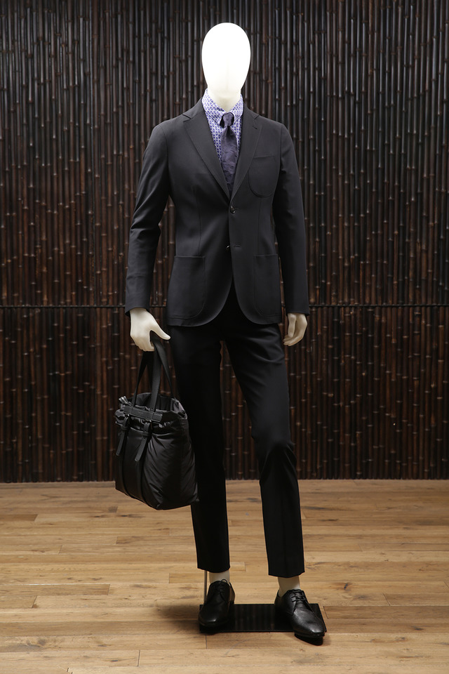ジョルジオ アルマーニは綾織りのウールが美しいドレープを描くテーラードスタイルを提案。スーツ（35万円）、シャツ（9万6,000円）、ネクタイ（2万2,000円）