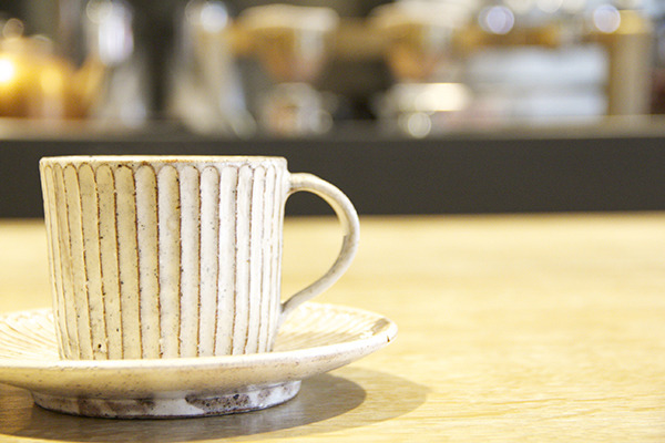 「COBI COFFEE」の店内で提供される山田雅子さんの珈琲カップとソーサー