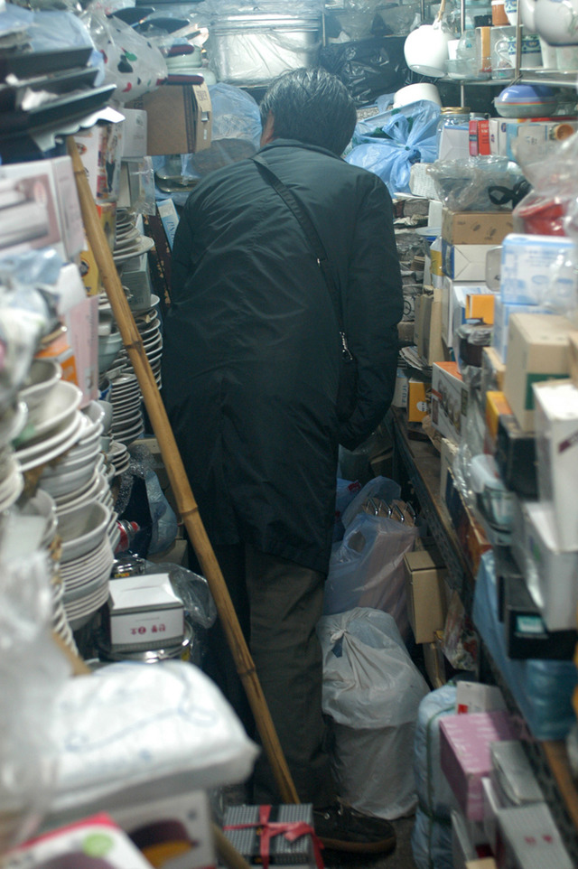 韓国ソウル特別市・広蔵市場（クァンジャンシジャン）の荒物屋にてリサーチ中の深澤直人