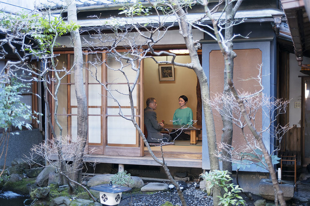 数寄屋造りの離れ座敷を囲む中庭をみながら、昔から変わらぬ江戸前の天ぷらを楽しみたい
