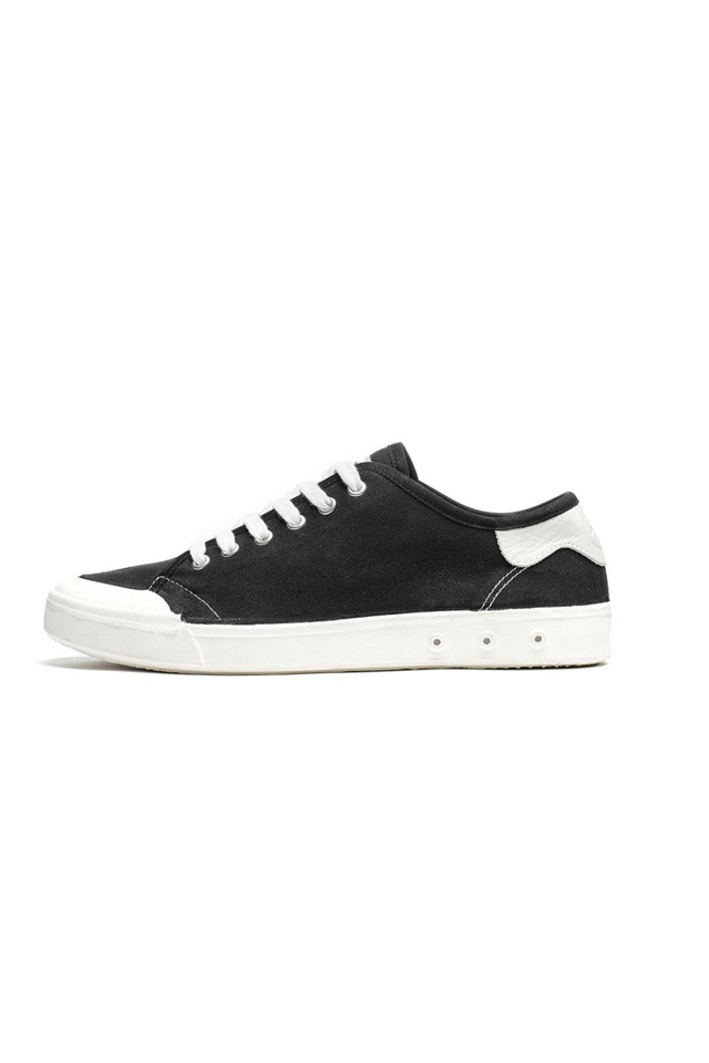 LACE UP SNEAKERS 2万9,000円／ラグ & ボーン スタンダード イシュー