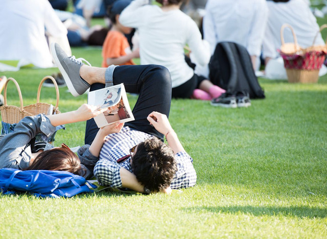 芝生広場周辺にて無料の屋外ライブラリー「Kindle ミッドパーク ライブラリー」が登場