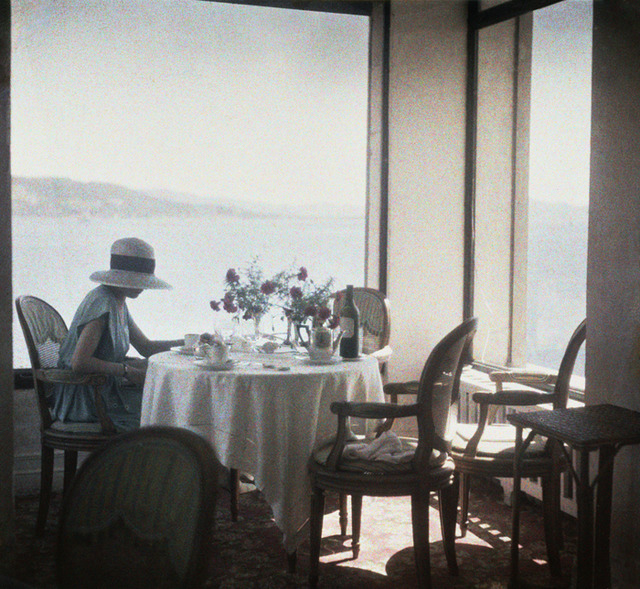 《ビビ、「エデン・ロック」のレストランにて　アンティーブ岬》1920年5月