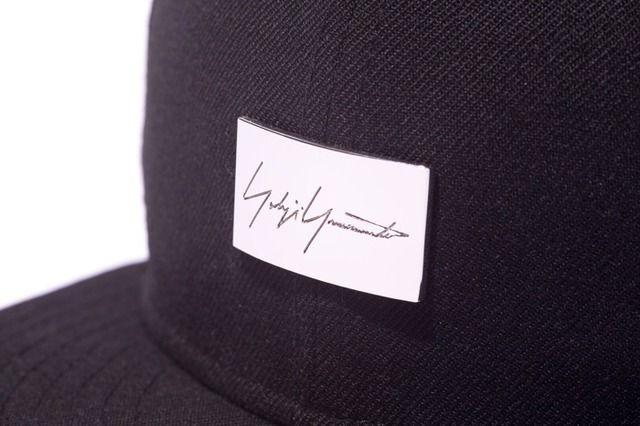 Yohji Yamamotoのシグネチャーロゴを刻印したシルバーのメタルプレートが装着されている