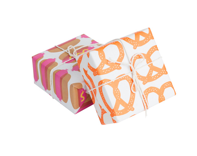「Hot Dogs + Pretzels Gift Wrap」（4枚入り／1,000円）