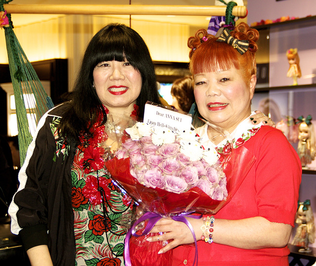 （左）アナ スイ氏、（右）ハロー キティーのデザイナーを務める山口裕子氏（写真右）
