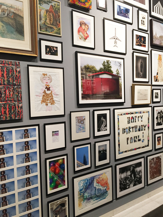 ロンドンのオフィスの壁とその地下に保管されているポールのコレクションから約500点を展示