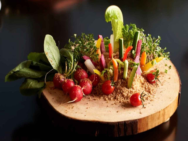 フレンチ キッチンの「ガーデンビストロノミー」コースでのアミューズ「季節の野菜をつかったガーデンスティックサラダ」