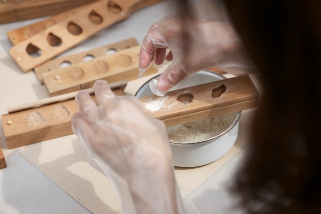 菓子木型の伝統工芸士が木型を使って和三盆を制作