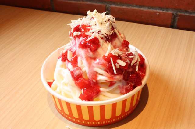 館内キャンペーン「レッド ブリック ヘルブスト」でYOKOHAMA BASHAMICHI ICEが提供する「スパゲッティあいす」（税込600円）