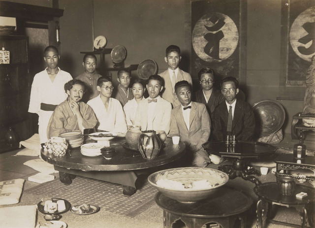京都・吉田神楽岡の柳邸にて　1928年撮影　手前左端が柳宗悦、後方飾棚左から2番目に「鼠志野柳文鉢」　が写る　