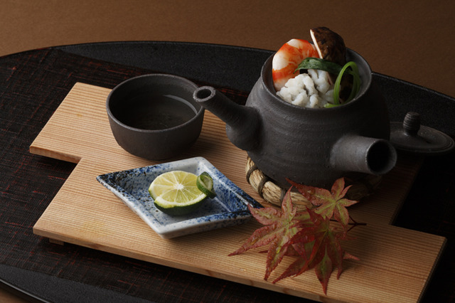 日本料理 和田倉の「和 －NAGOMI－」（2万1,600円）の9月のメイン「松茸の土瓶蒸し」