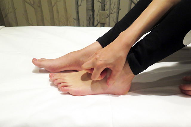 3. 足の甲を膝に向かって4指で流す。関節を使ってしっかりと行う。（5～10回）