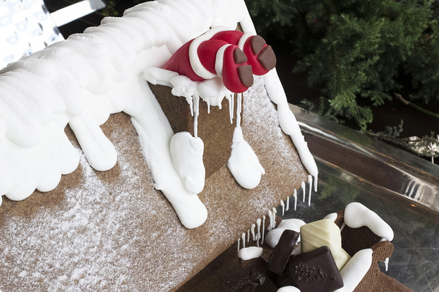 “お菓子の家”にサンタが侵入、巨大スノーマンも。パレスホテルのクリスマスケーキは今年もサプライズたっぷり！