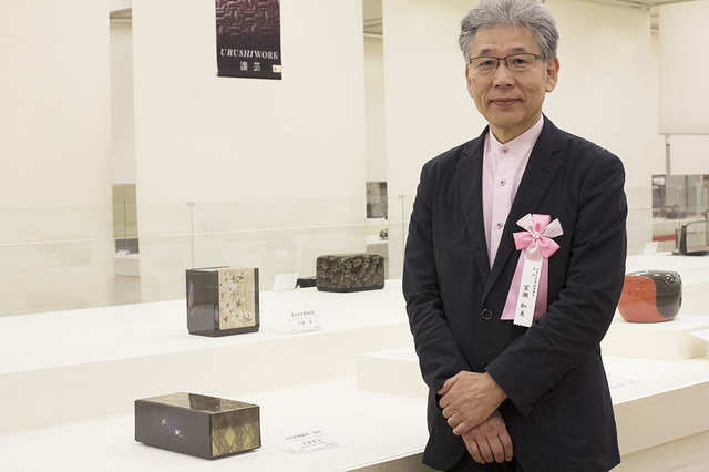漆芸の重要無形文化財保持者の室瀬和美さんが手掛けた蒔絵螺鈿飾箱「春映」。桜が川面に映しだされる様を描いている