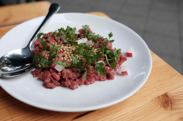 フランスの郷土料理、牛肉のタルタルは店の人気メニュー