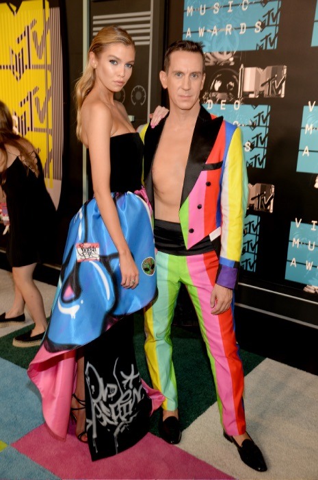 「2015年 MTV video music アワード」のレッドカーペットに登場したジェレミー・スコットとステラ・マックスウェル