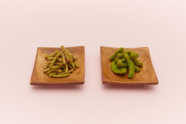 日本茶菓SANOAHの「煎茶梅ざらめ」（左）と「染めしょこら 抹茶」（右）