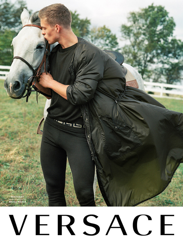 ヴェルサーチが、アメリカの田舎で馬たちとともに撮影した17年春夏広告キャンペーンを公開