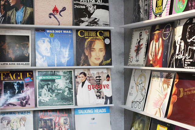 キム・ジョーンズと藤原ヒロシのプライベートレコードコレクションを展示した「ミュージック・ルーム」