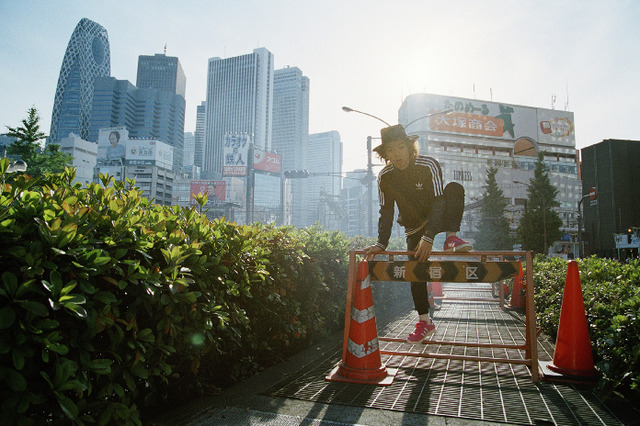日本ではOKAMOTO'Sを起用した「NO TIME TO THINK」写真展が開催