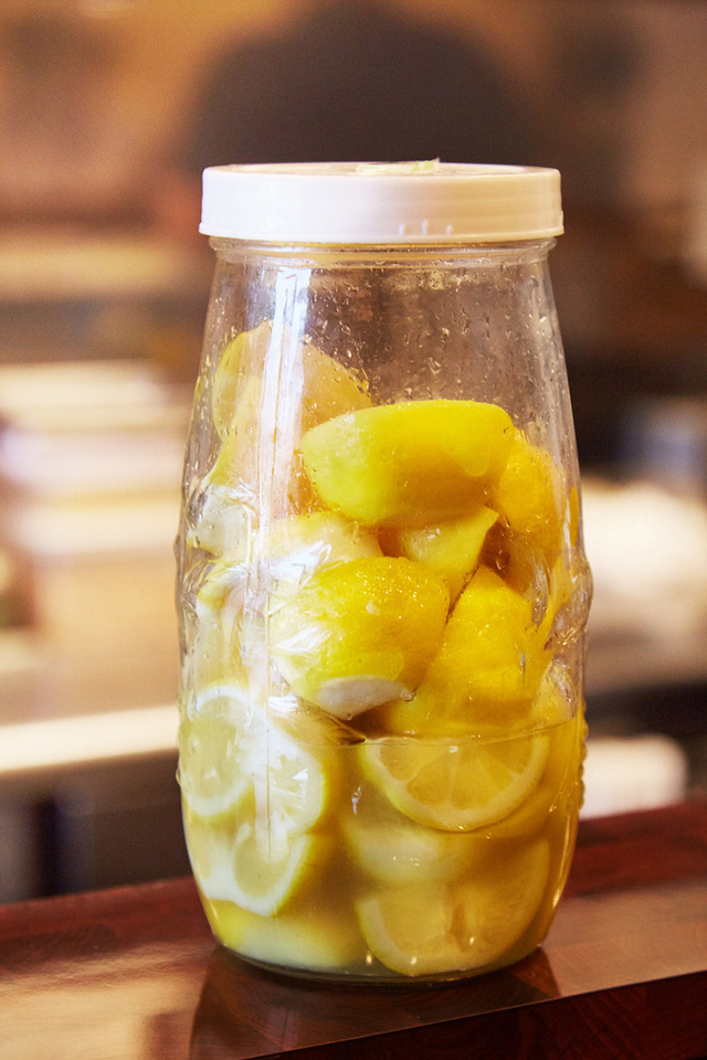 「塩レモンサワー」は、レモンを自家製の塩で丁寧に漬けています