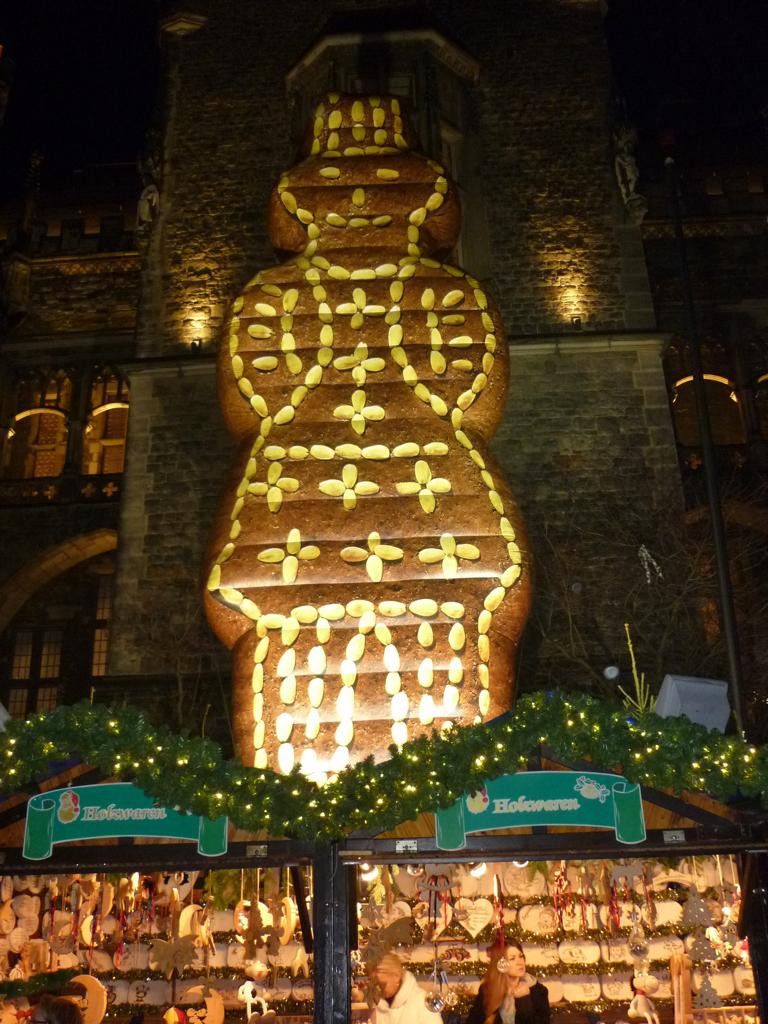アーヘンのクリスマスマーケットの名物“巨大ジンジャーブレッドマン型プリンテン人形”