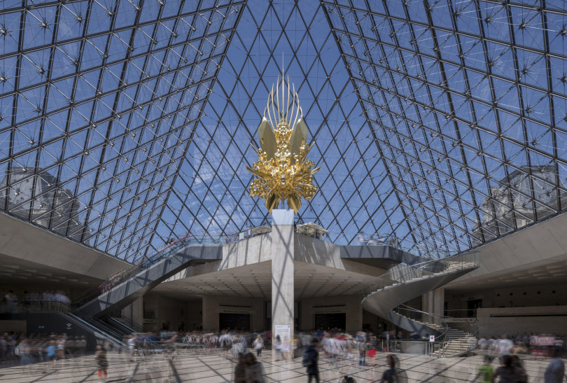 Throne 2018 mixed media h.1040, w.480, d.330 cm photo: Nobutada OMOTE | SANDWICH © Pyramide du Louvre, arch. I. M. Pei, musée du Louvre
