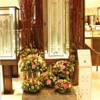 伊勢丹新宿店本館正面玄関の花のディスプレイ