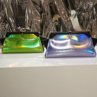 七色に輝くホログラム素材のクラッチバッグ