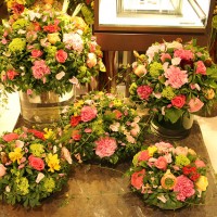 伊勢丹新宿店本館正面玄関にも花のディスプレイ