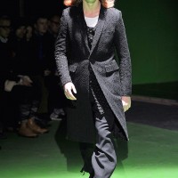 【2013-14秋冬メンズコレクション】コム デ ギャルソン・オム プリュスは好対照な色合いで織りなす男性像