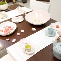 ペロションの器を用いた、洋菓子研究家の加藤千恵によるテーブルコーディネート
