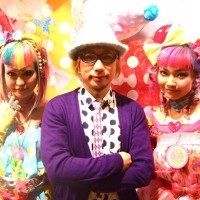 増田セバスチャン（中）と6%DOKIDOKIをこよなく愛し、その世界観を体現するショッップガール（右、左）