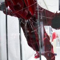 エントランスにはガラス壁を突き破って飛び掛かるように、熊の本棚「フューリアス・ジョー」を展示