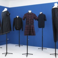 「Check This Out」と題した限定コレクション。手前左から、ウィメンズのドレス、ジャンプスーツ、ジャンプスーツ、後ろ左から、メンズのシャツ、ジャケット、プルオーバー