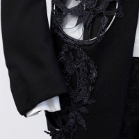 noir kei ninomiyaのメタルリングにニット刺繍を施したジャケット